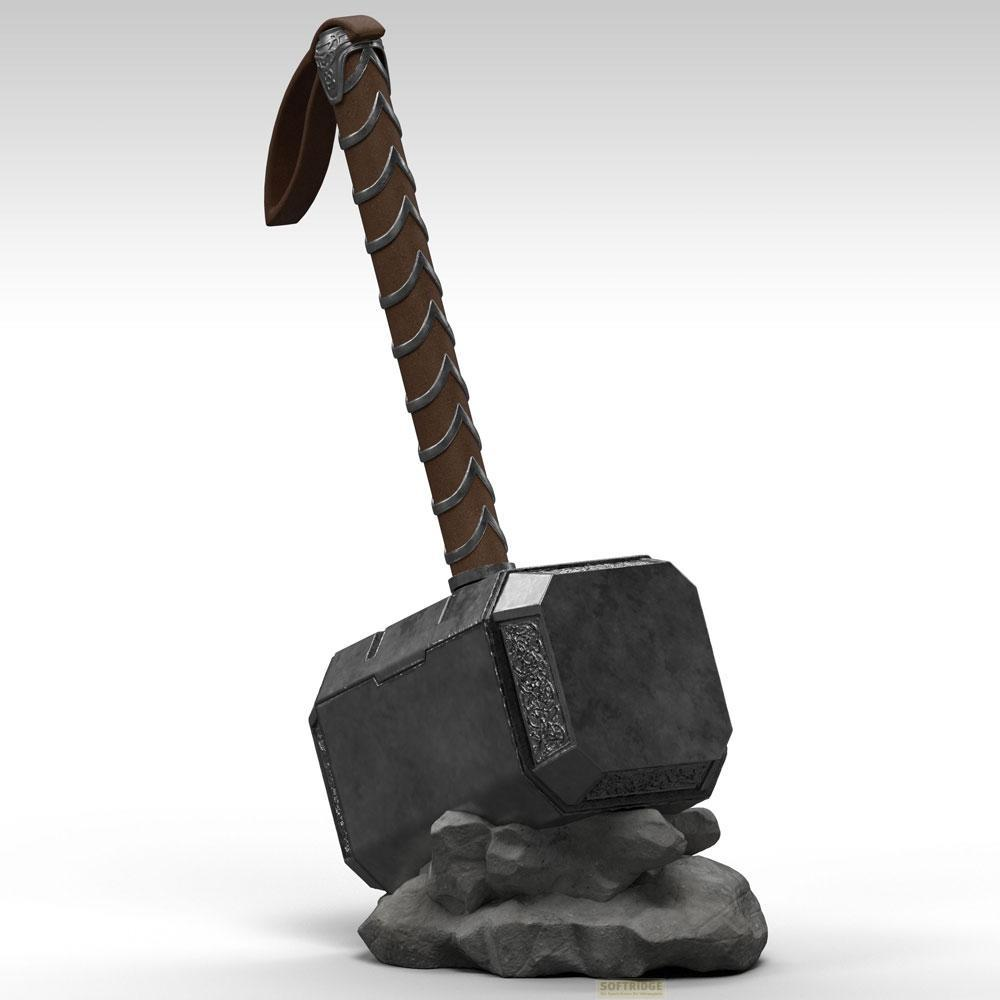 Mjölnir, Thors Hammer, ruht auf einem felsigen Sockel. Der Hammer ist dunkelgraues Metall mit braunem Ledergriff.