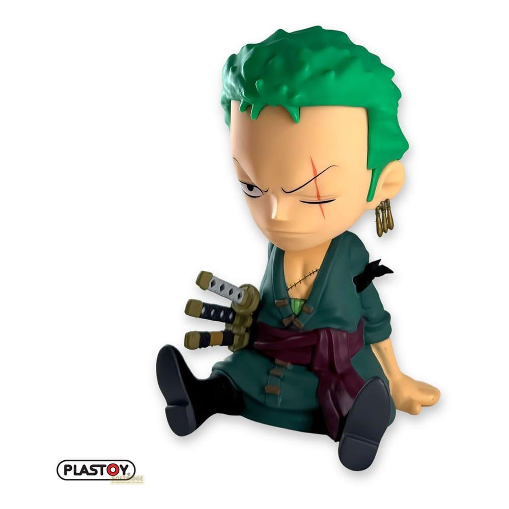 Figura Chibi Zoro con pelo verde, cicatriz, espadas y traje verde, sentado.
