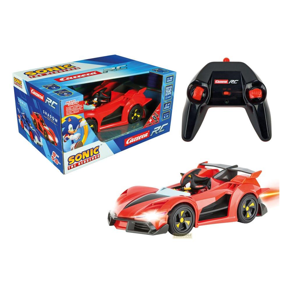 Un coche RC rojo de Sonic the Hedgehog, su caja y un mando sobre fondo blanco.