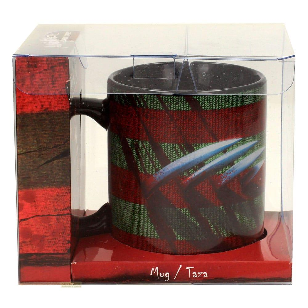 Eine Tasse mit Freddys Krüger-Pullover- und Klauen-Handschuh-Design in Verpackung.