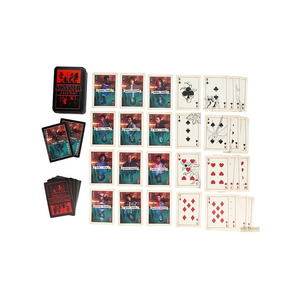 Karty do gry Stranger Things, z postaciami i kolorami, w metalowym pudełku.