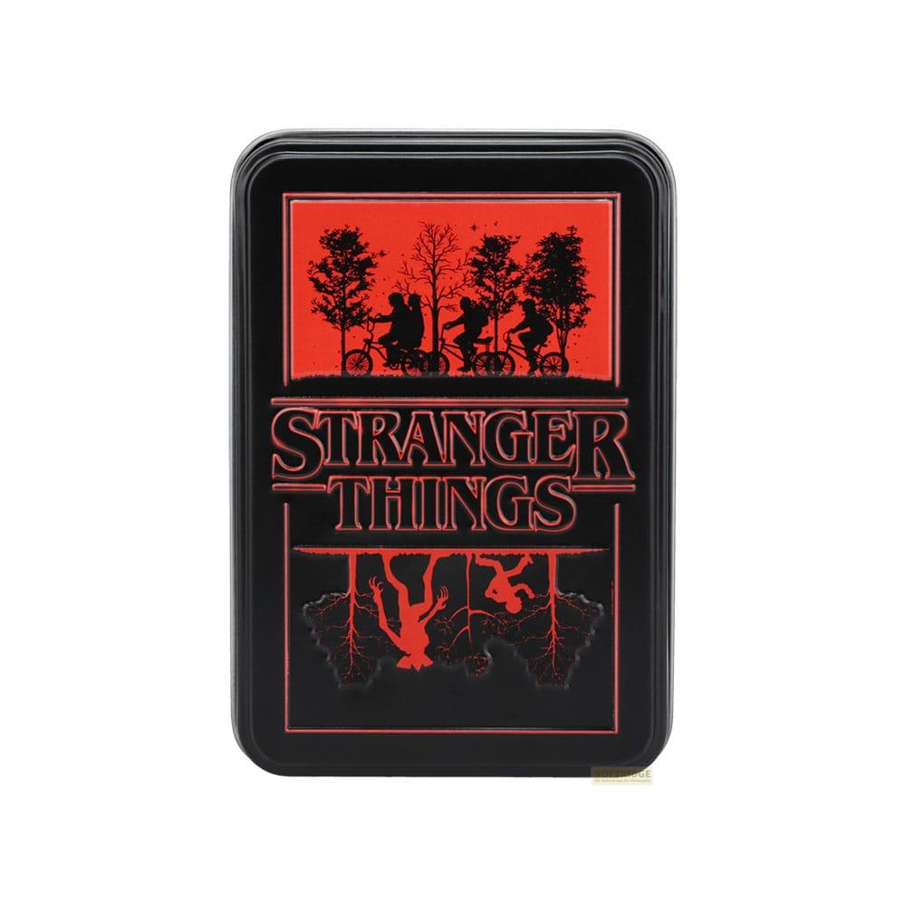 Logo Stranger Things z dziećmi na rowerach i odwróconymi drzewami.