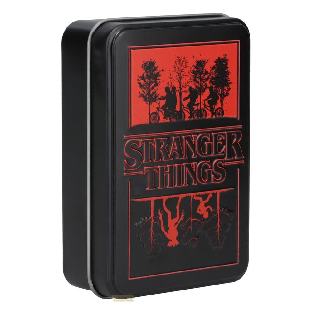Czarna puszka z logo Stranger Things, dzieci na rowerach i obrazami z Odwróconego Świata.