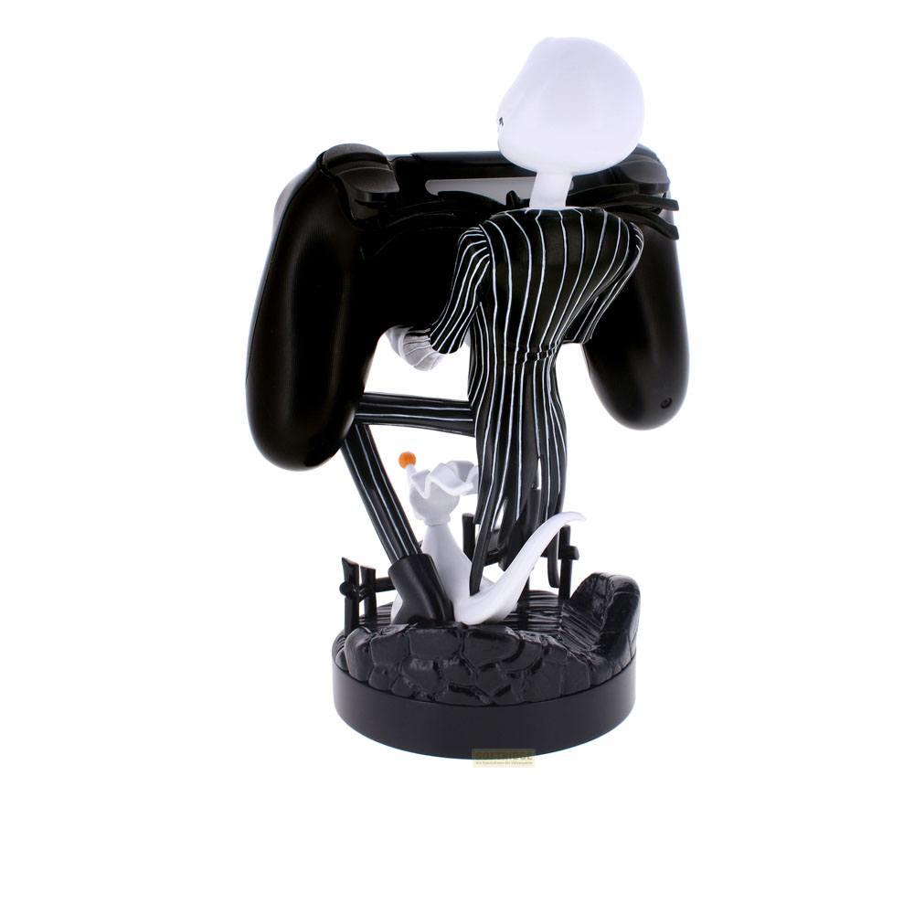 Statua di Jack Skellington che tiene un controller di gioco nero con Zero ai suoi piedi.