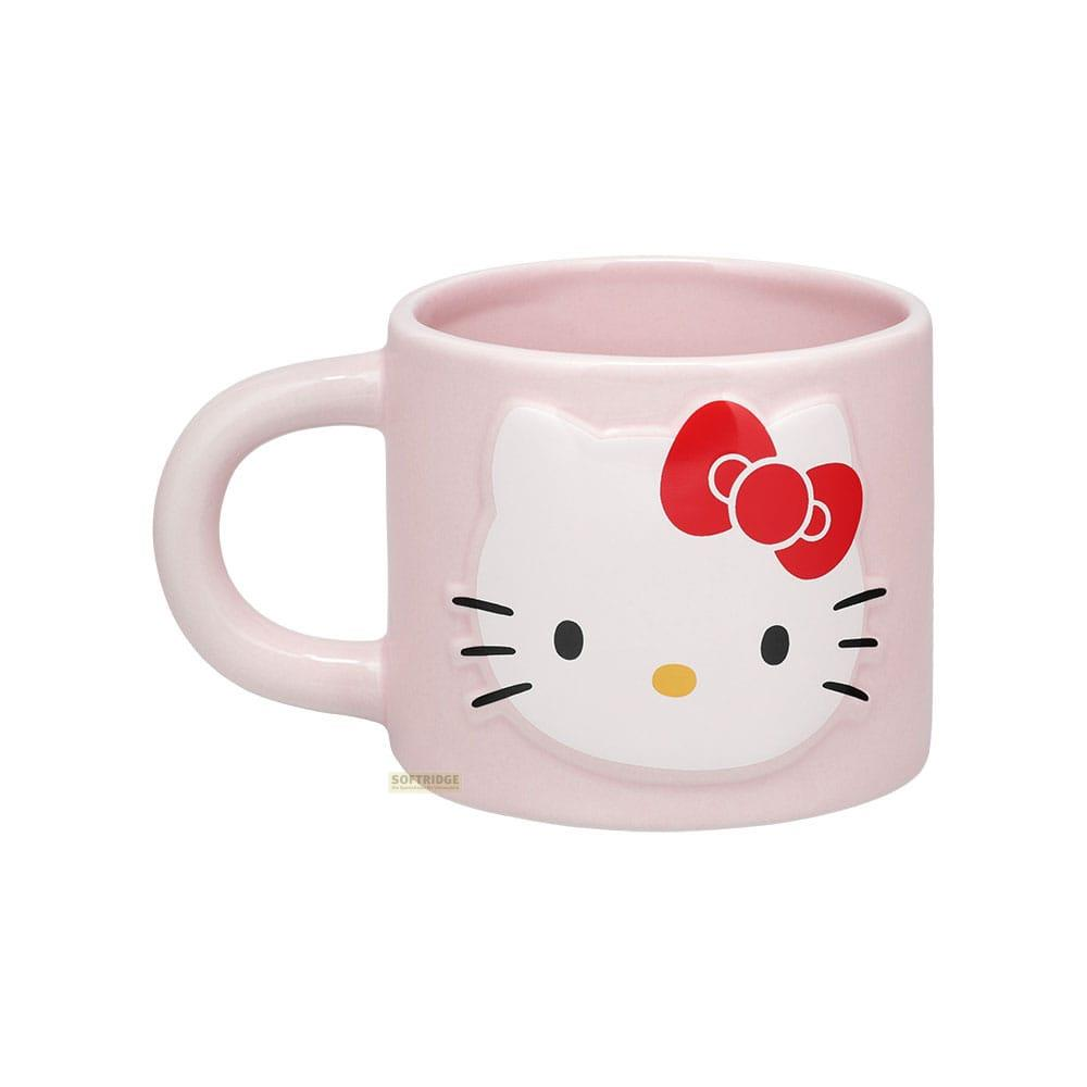 Una taza rosa de Hello Kitty con su cara y un lazo rojo sobre fondo blanco.