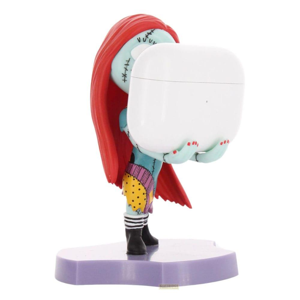 Figura de Sally sostiene un estuche blanco de AirPod, sobre base morada.