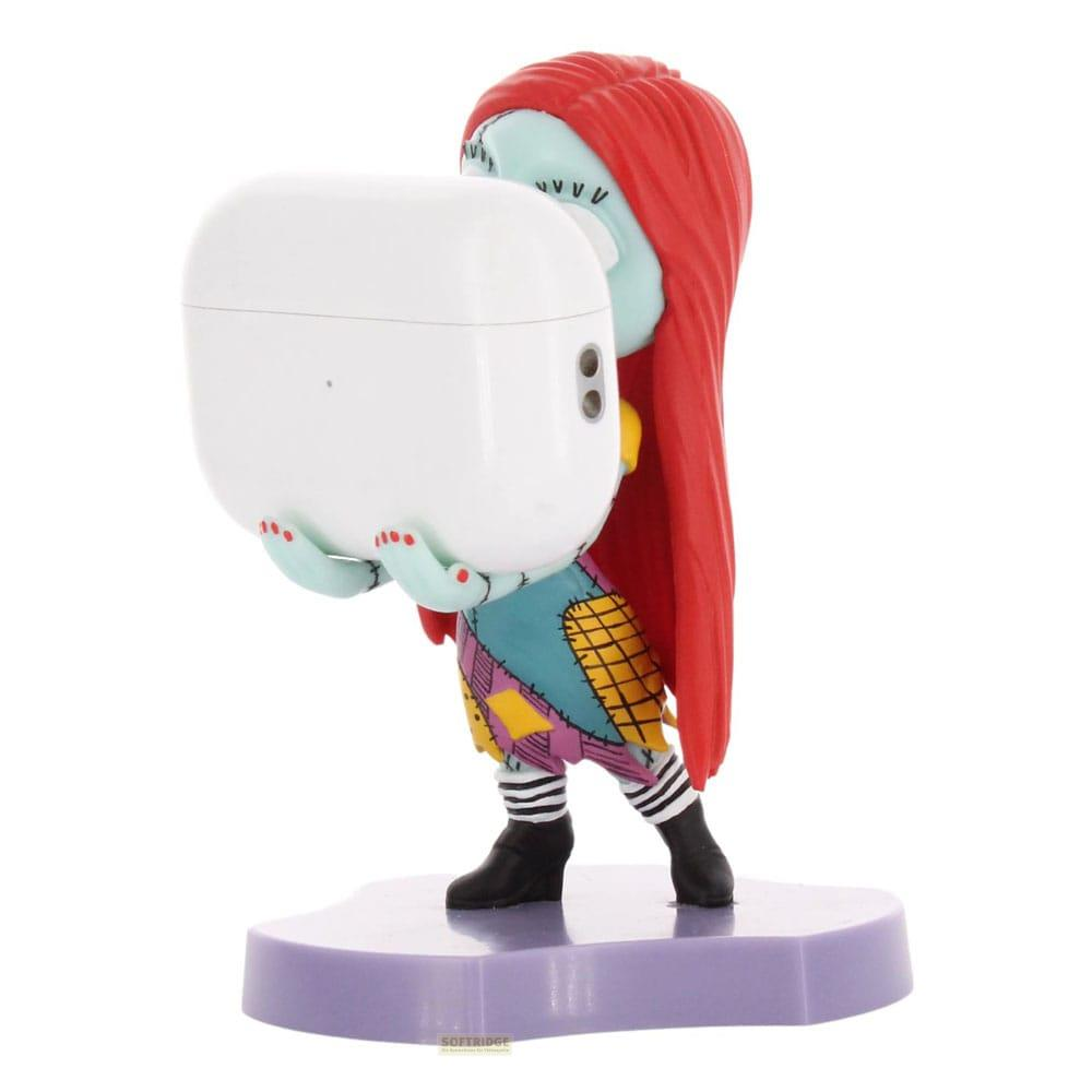 Figura de Sally con pelo rojo sosteniendo un estuche de carga blanco.