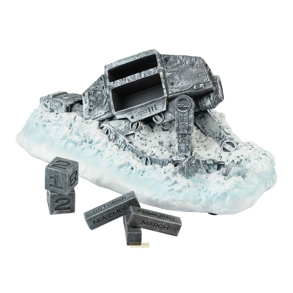 Ein graues AT-AT-Walker-Modell auf schneebedecktem Sockel mit Kalenderblöcken.