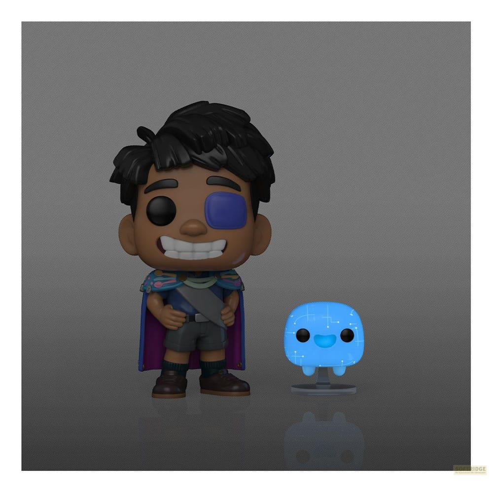 Un niño con parche en el ojo y una criatura azul se paran uno al lado del otro.