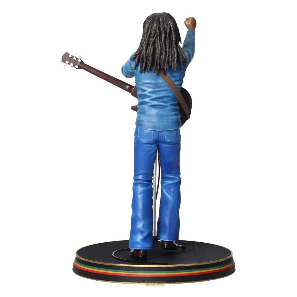 Figura de Bob Marley de espaldas, sosteniendo guitarra, vistiendo camisa y jeans de mezclilla.