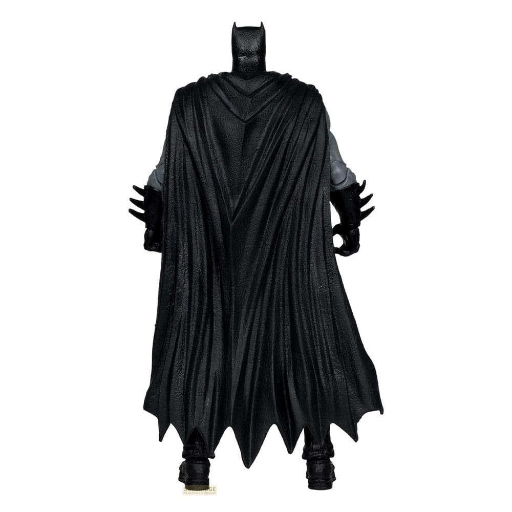 Vista posteriore di un action figure nero di Batman con mantello.