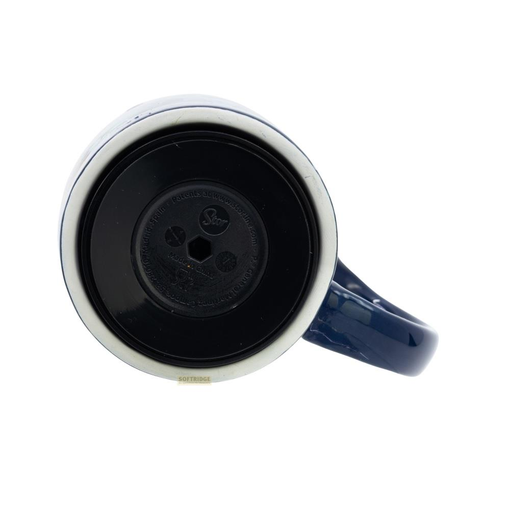 Die Unterseite einer dunkelblauen Tasse mit schwarzem rutschfestem Boden. Text sichtbar.