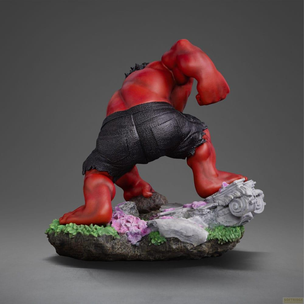 Una figura di Hulk rosso su una base rocciosa con erba e fiori.
