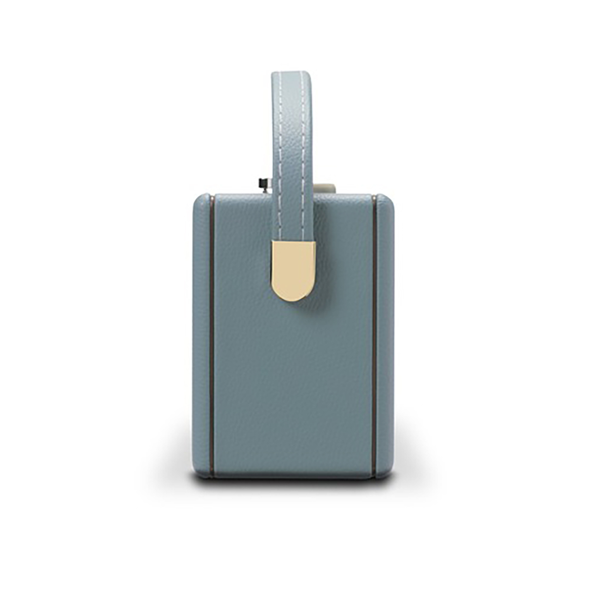 Una borsa rettangolare blu con fibbia dorata e manico superiore.