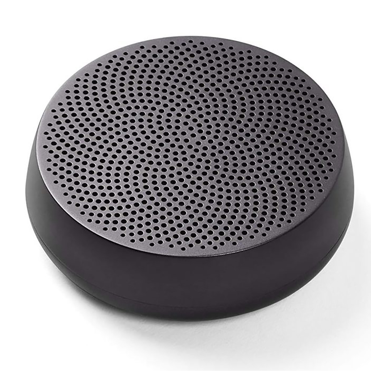 Czarny, okrągły głośnik przenośny z perforowaną górną powierzchnią.