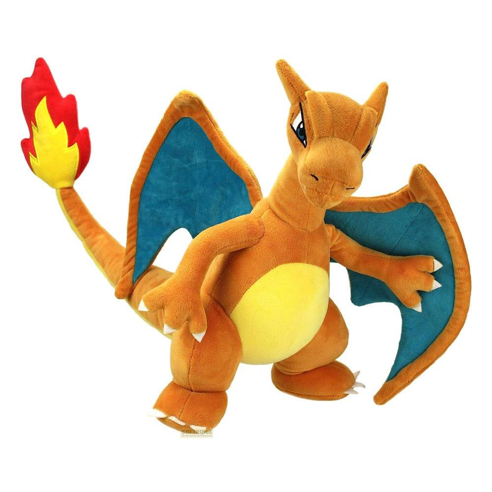 Un Charizard di peluche arancione con ali blu e una fiamma sulla coda.