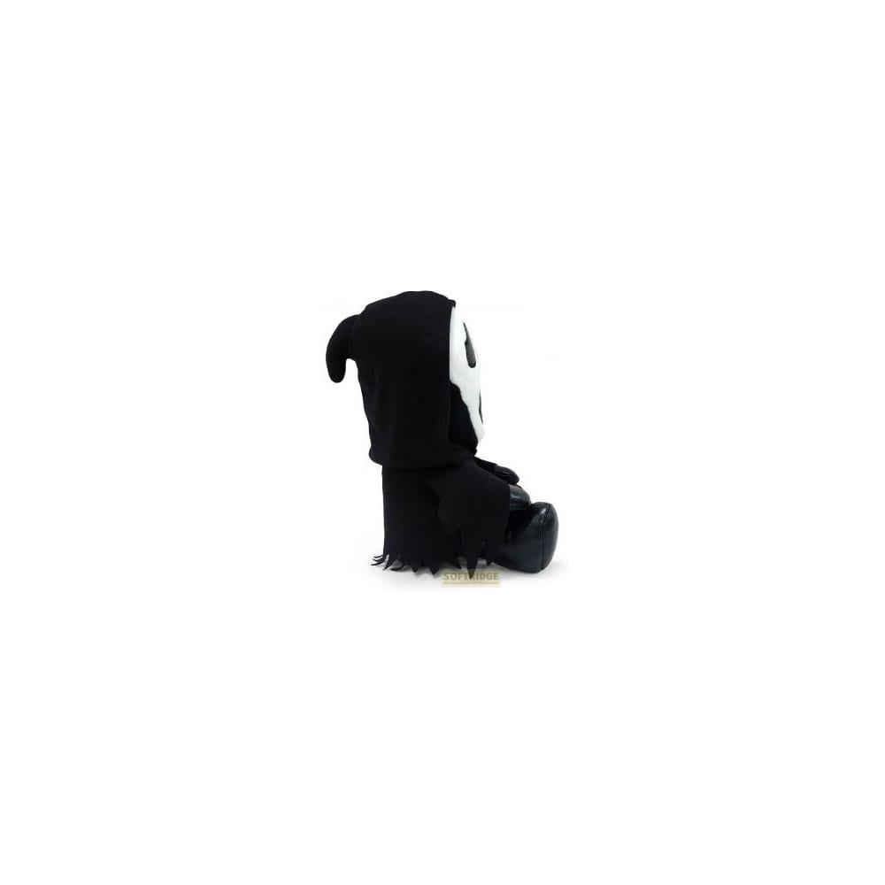 Un peluche que se asemeja al asesino Ghostface de Scream está sobre un fondo blanco.