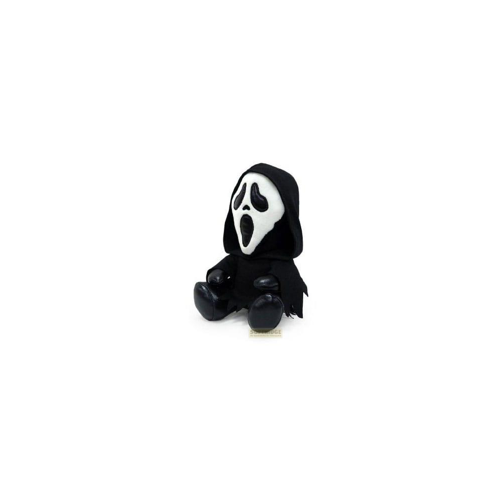 Una pequeña muñeca de peluche con cara de máscara de fantasma y capucha negra está sentada.