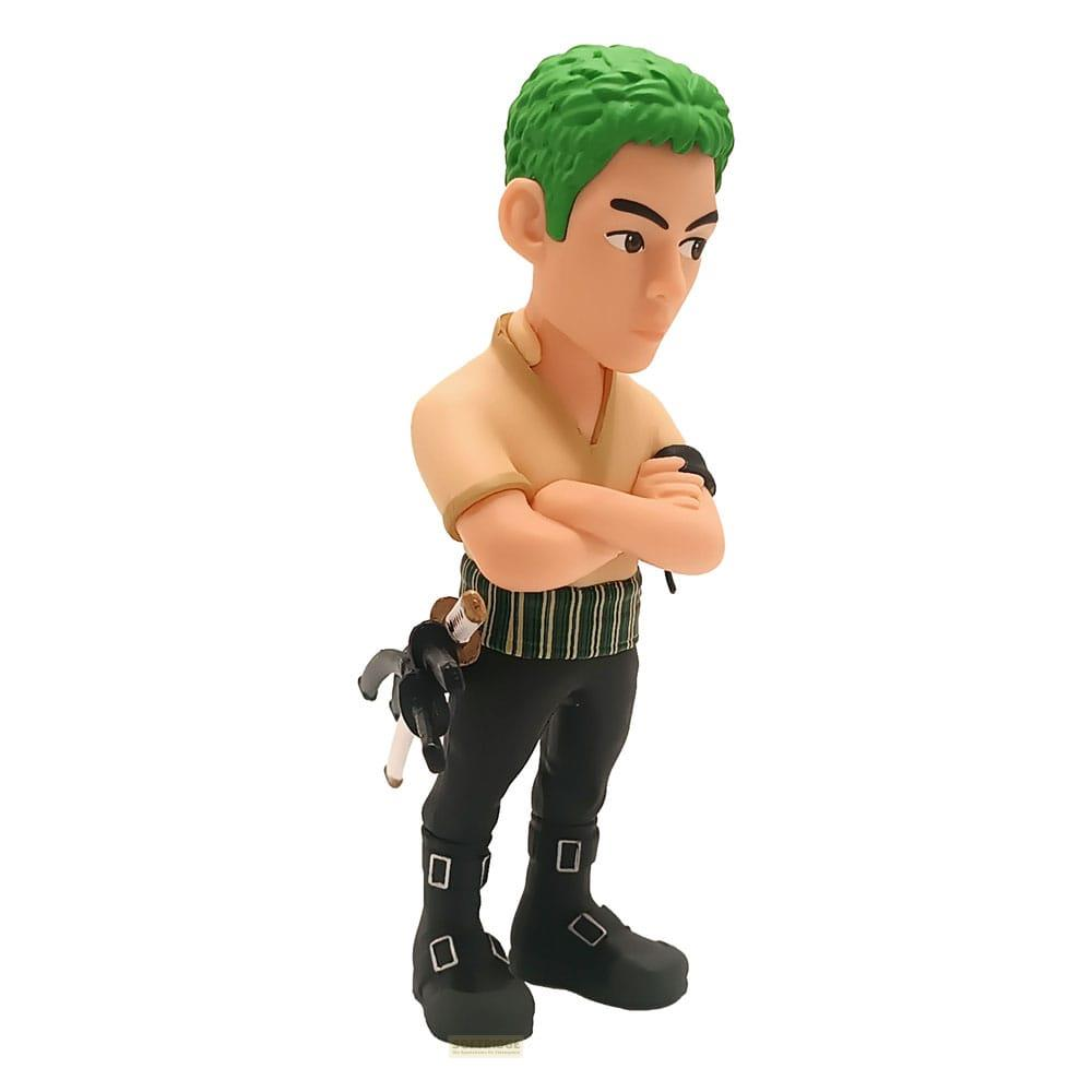 Una figura con pelo verde brillante y camisa color canela está de pie con brazos cruzados, sosteniendo espadas.