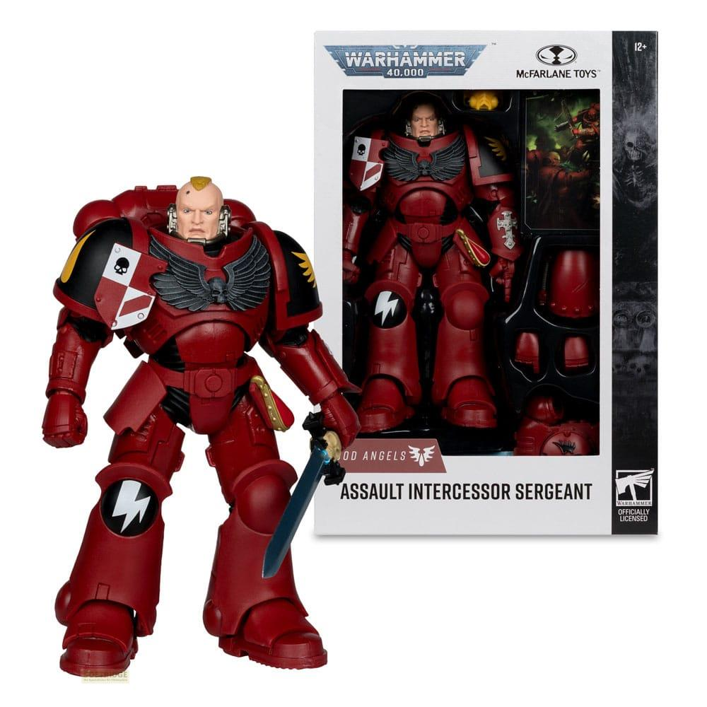Statua rossa Blood Angel di Warhammer 40k con spada, accanto alla sua scatola. McFarlane Toys.