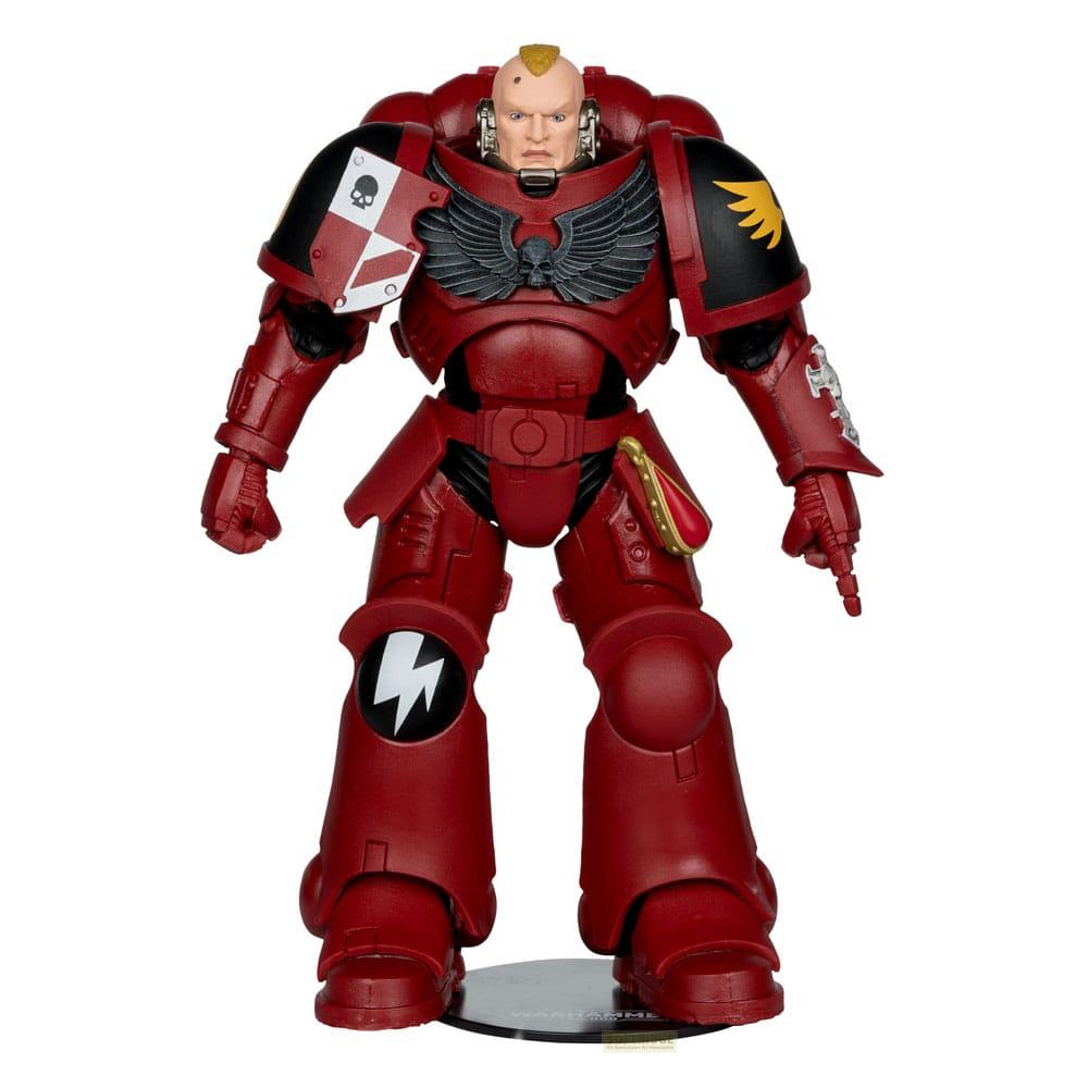 Action figure di uno Space Marine di Warhammer rosso con testa calva e viso severo.