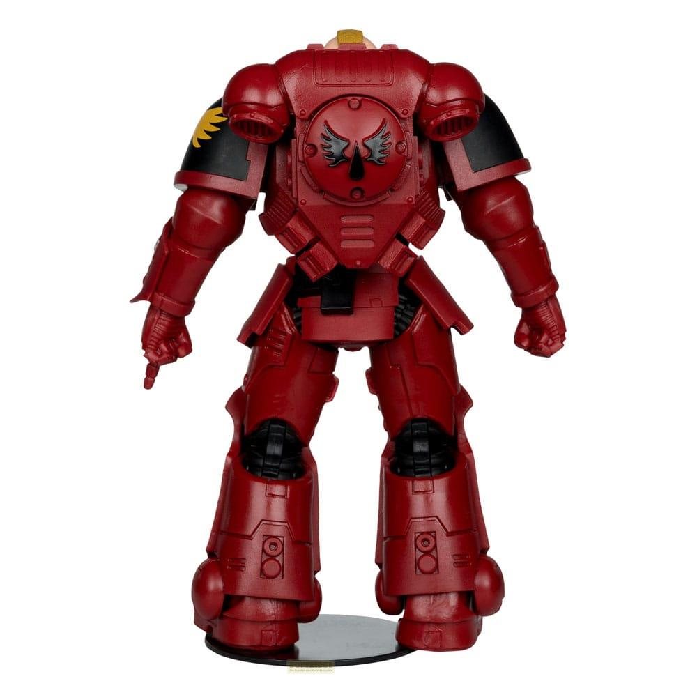 Action figure armatura rossa, spallacci neri e gialli, sfondo bianco.