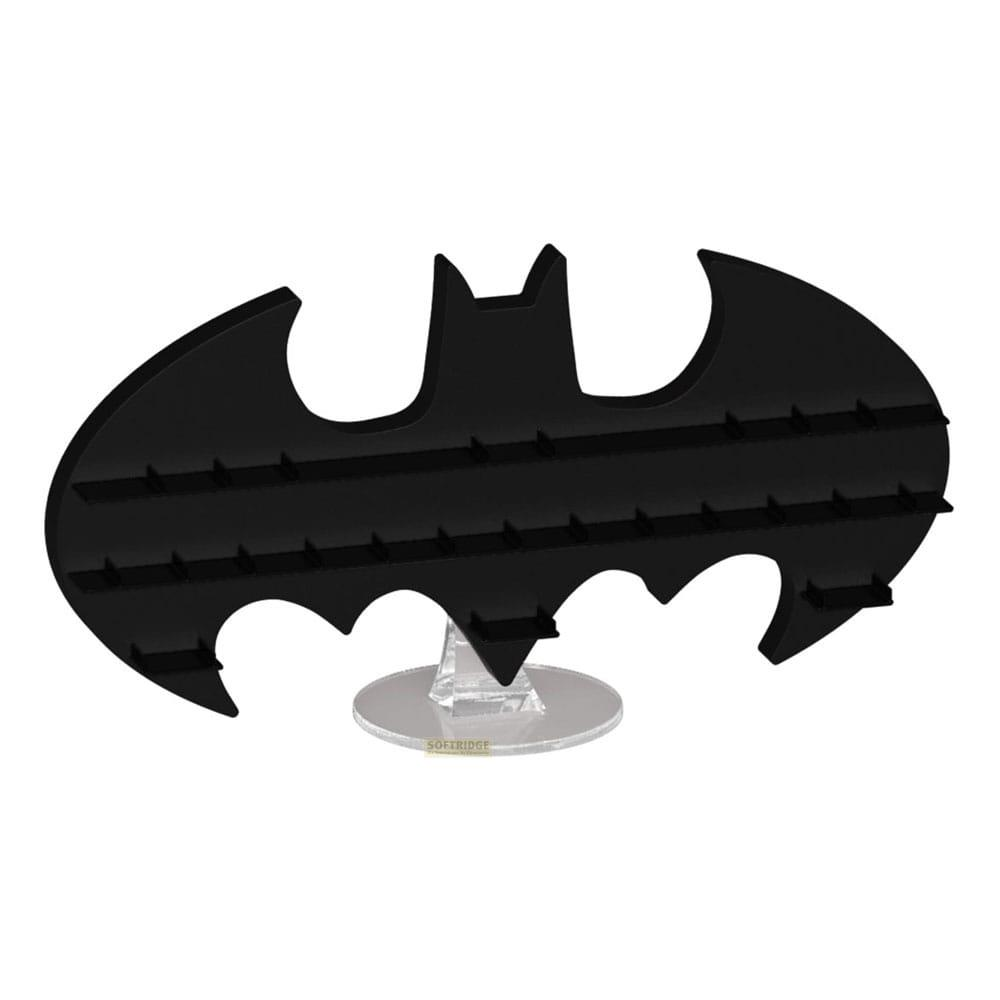Schwarzes Batman-Symbol-Display mit klarer Basis. Reihen kleiner Schlitze für Gegenstände.