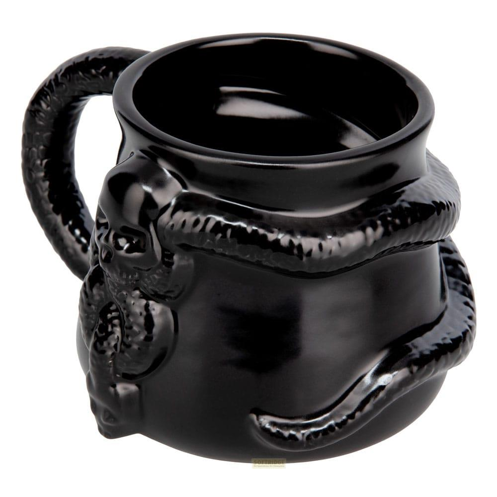 Taza negra con diseño de calavera y serpiente. El asa también tiene forma de serpiente.