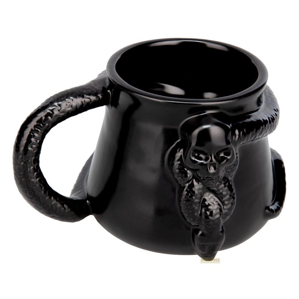Una taza negra con forma de caldero, con diseño de serpiente y calavera.
