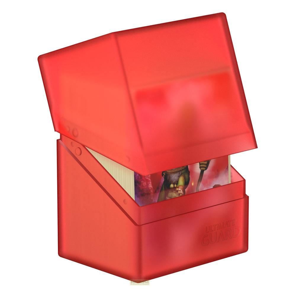 Eine rote, transluzente Deckbox mit Karten darin. Der Deckel ist geöffnet und zeigt Kunstwerke einer Fantasiegestalt.