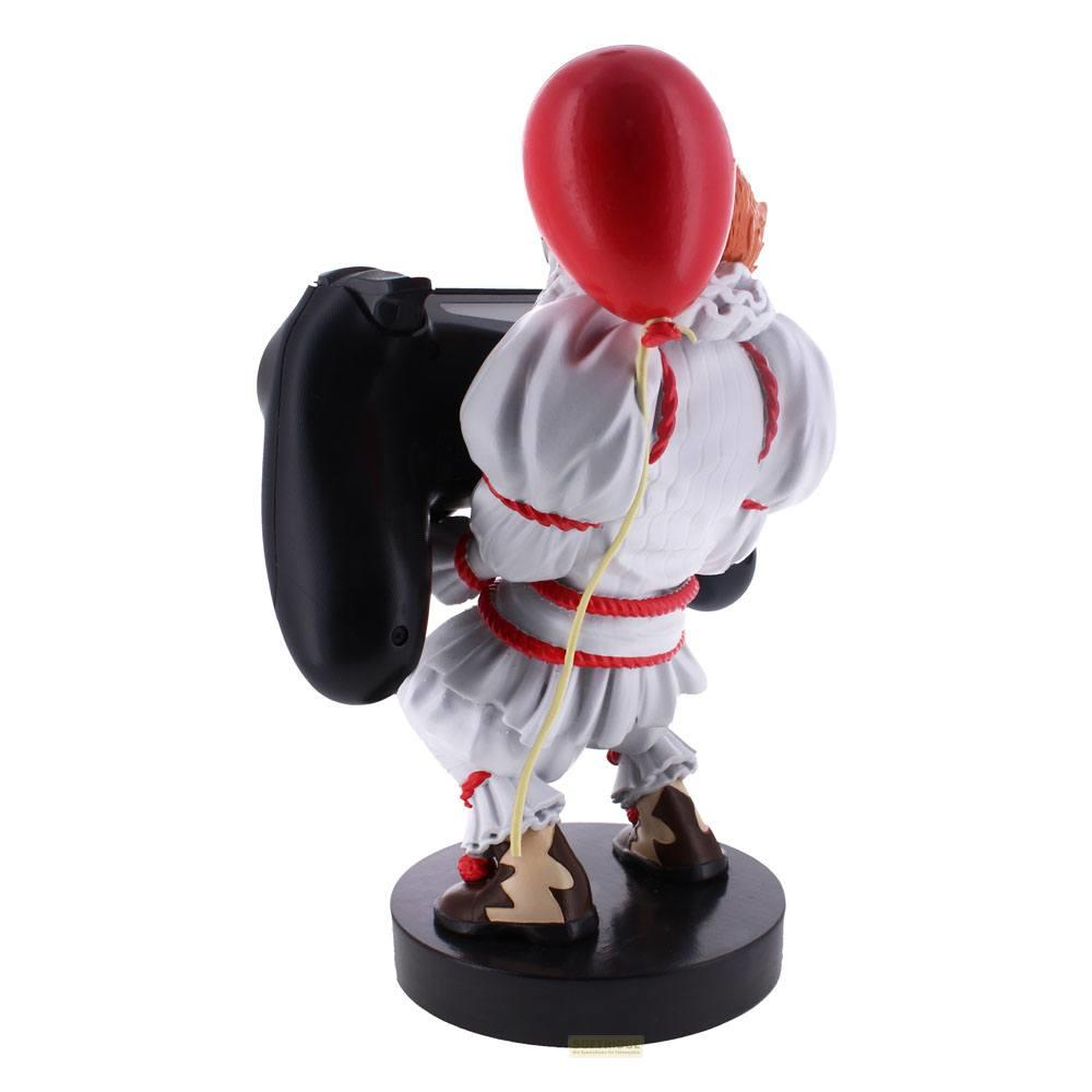 Pennywise-Figur in weißem Kostüm hält schwarzen Controller und roten Ballon.
