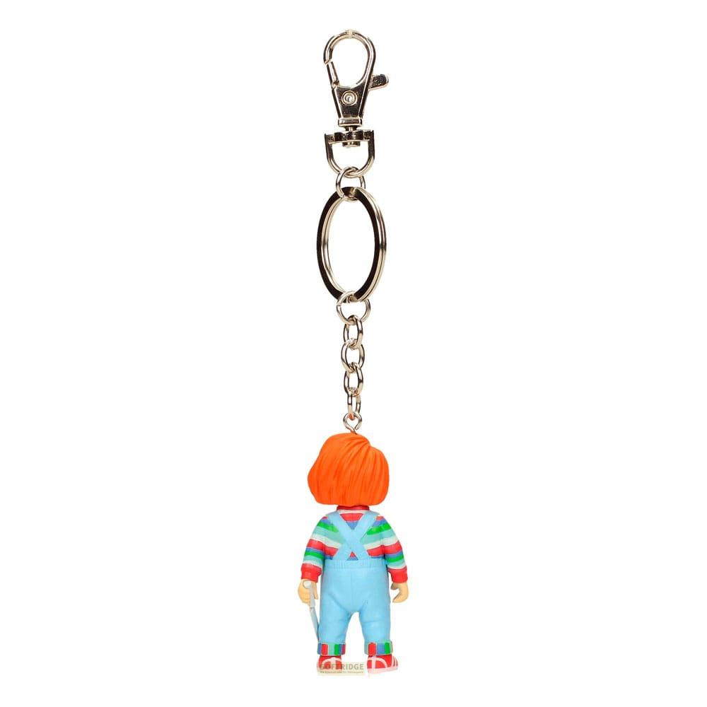 Ein Chucky-Puppen-Schlüsselanhänger mit orangefarbenem Haar, blauer Latzhose und gestreiftem Hemd.