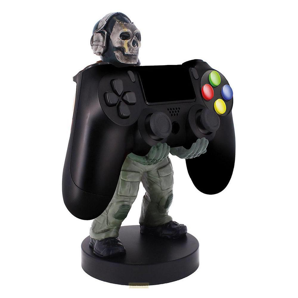 Un controller per videogiochi nero tenuto da una statuetta con testa di teschio e cuffie.