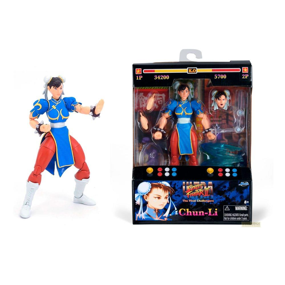 Figurka akcji Chun-Li w pozycji bojowej obok pudełka.