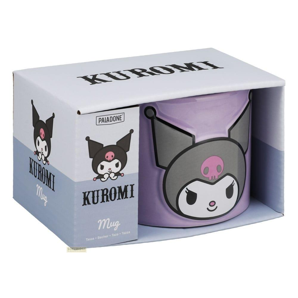 Una taza morada de Kuromi en su caja de embalaje con gráficos de Kuromi en el frente y el lateral.