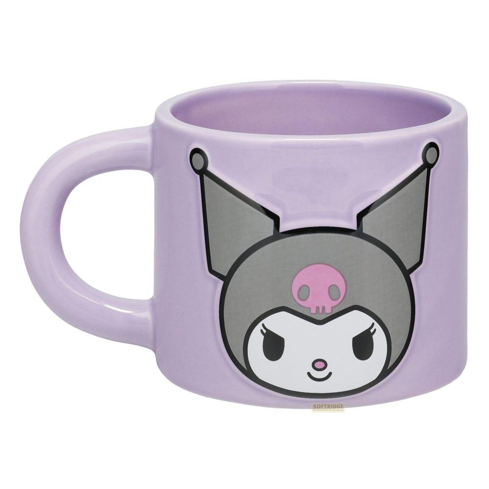 Una taza morada clara con la cara de Kuromi, orejas grises y una calavera rosa.