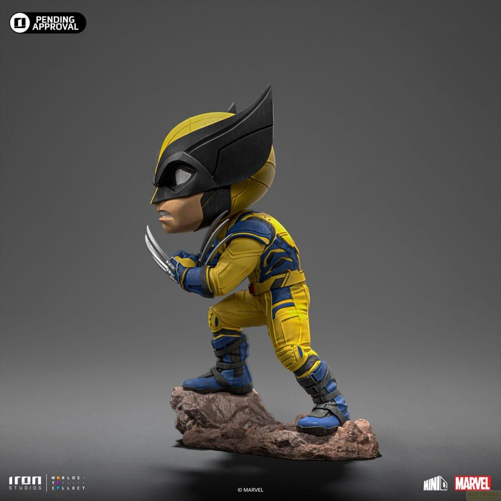 Statua Chibi di Wolverine in tuta gialla e blu con artigli estesi, su roccia.