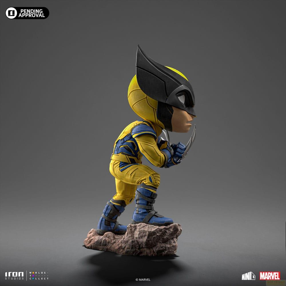 Wolverine Chibi in tuta gialla e blu si accovaccia su una roccia, artigli estesi.