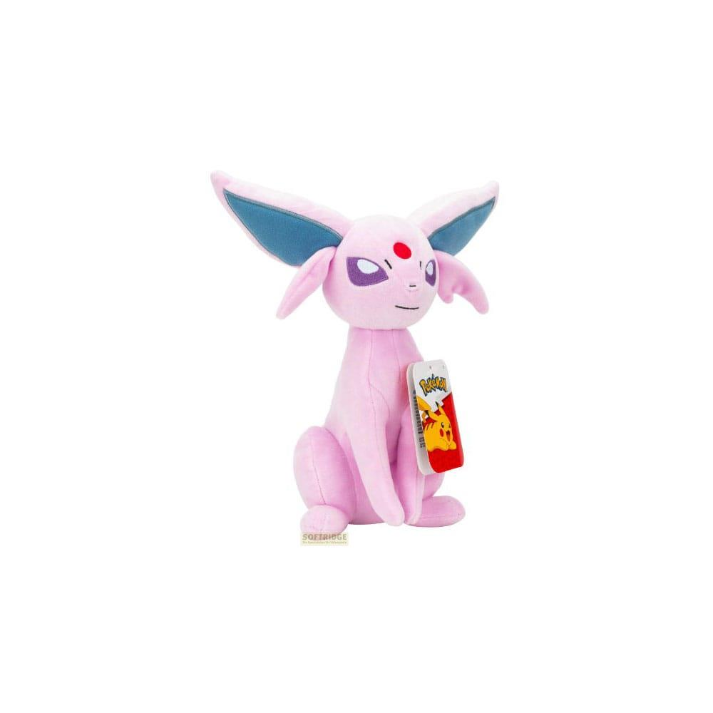 Un peluche rosa di Eevee con orecchie blu è su sfondo bianco.