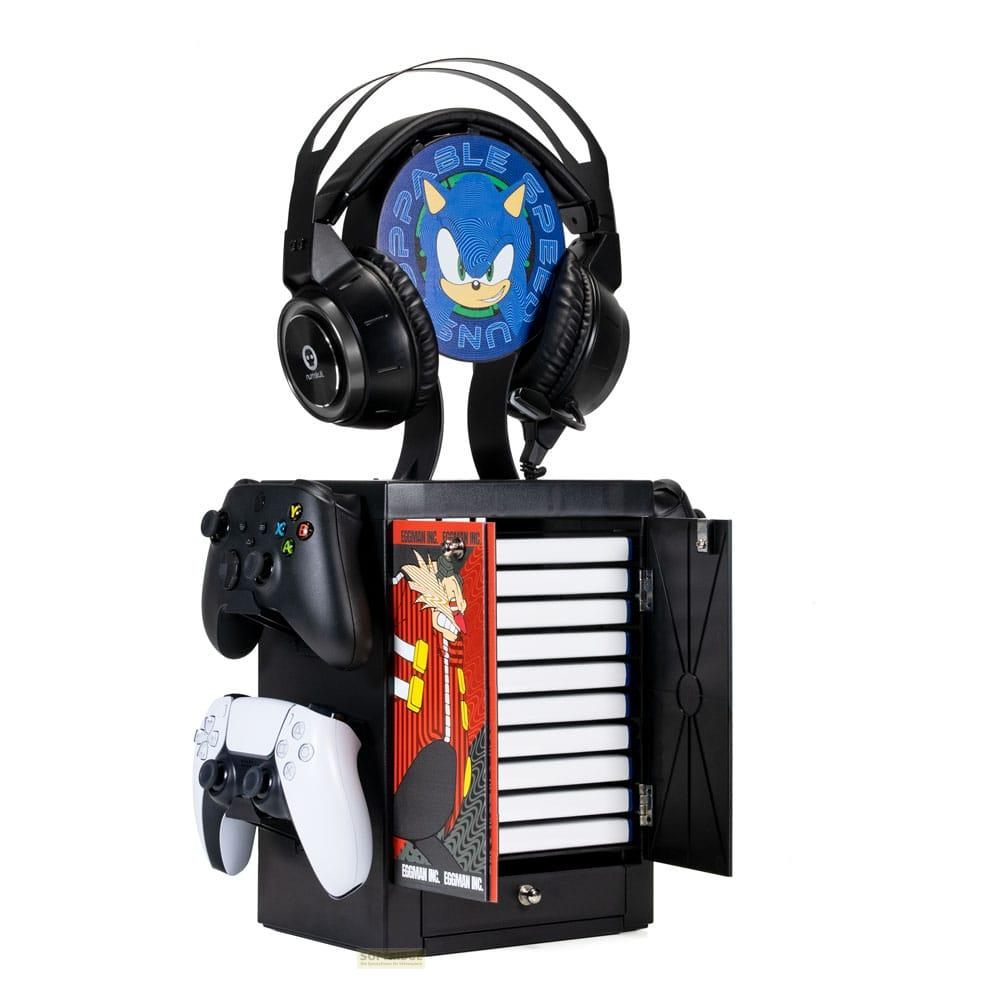 Supporto da gioco nero con cuffie, due controller e custodie per giochi. Immagine di Sonic sulle cuffie.