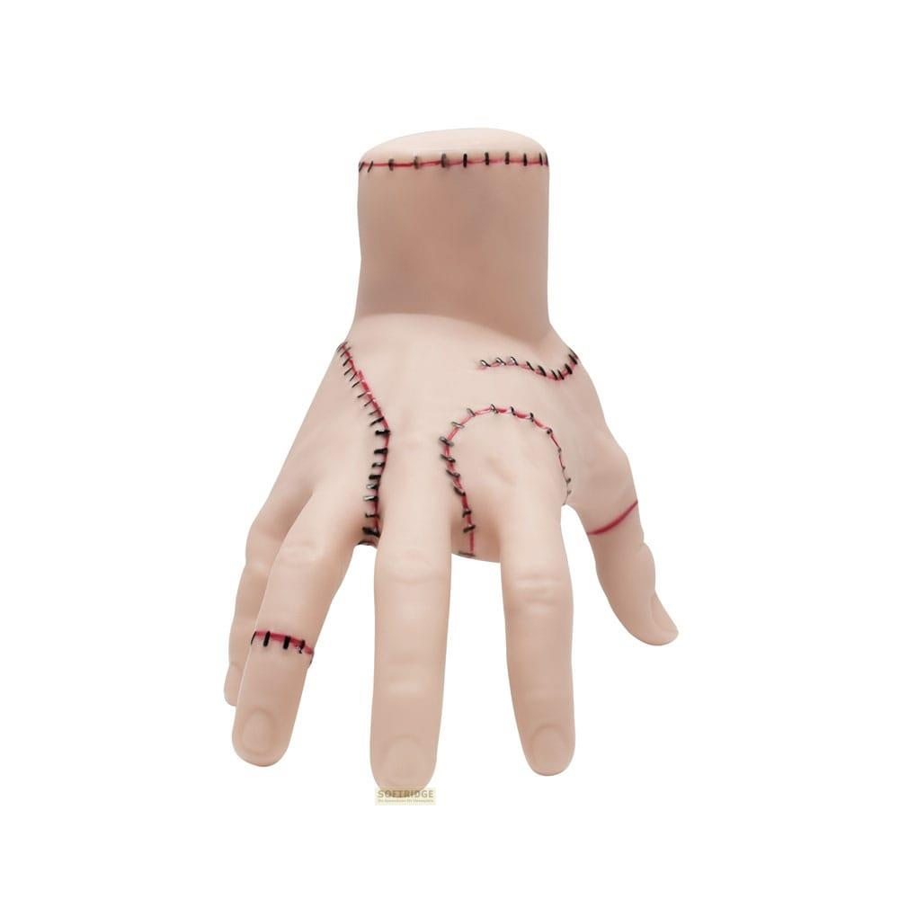 Un accessoire de main stylisé avec des coutures cousues, isolé sur fond blanc.