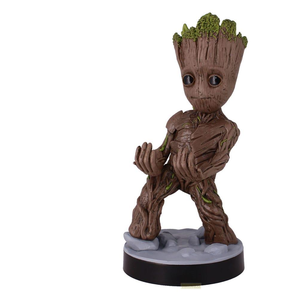 Una statuetta di Baby Groot si erge su una base grigia, con accenti verdi sul corpo marrone.