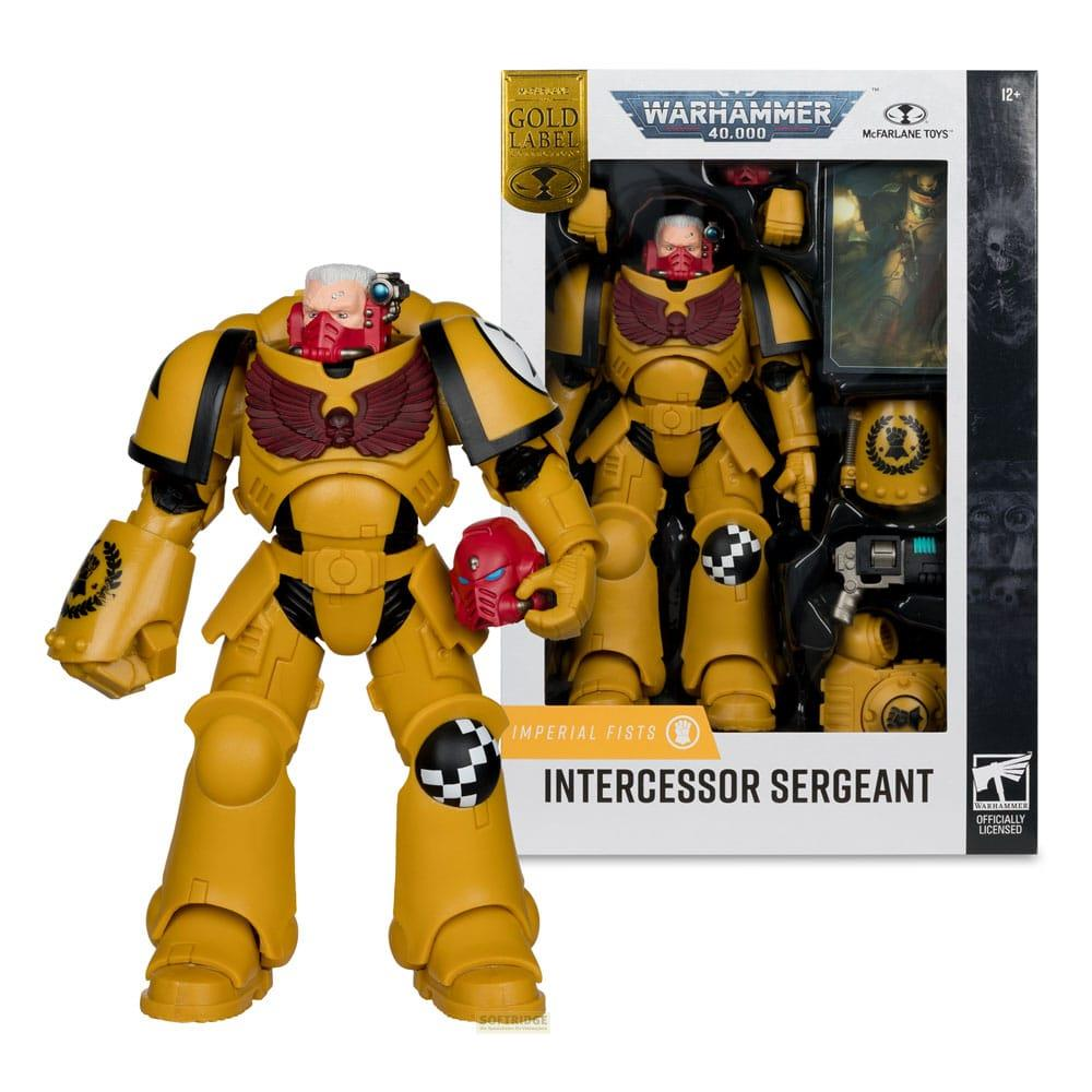 Action figure gialla Warhammer 40K, Sergente Intercessore dei Pugni Imperiali, elmo rosso.
