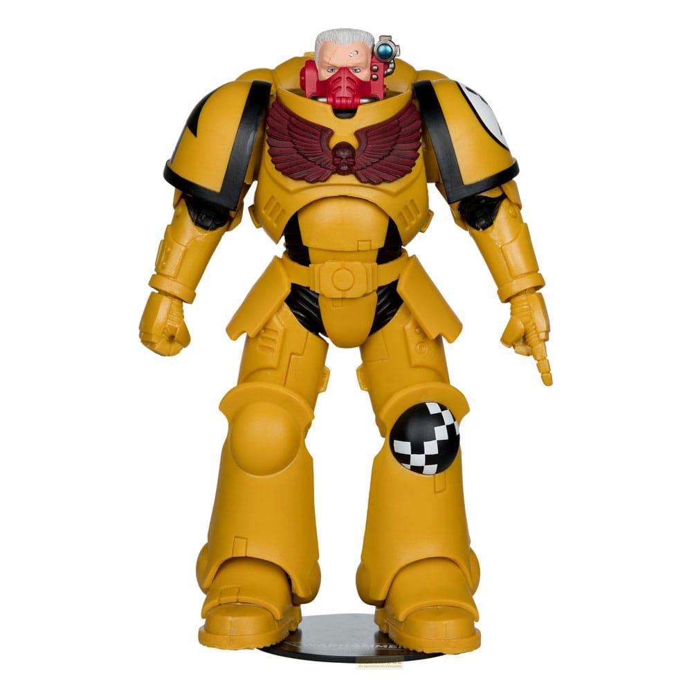 Una action figure gialla di Space Marine di Warhammer 40k con maschera e ali rosse.