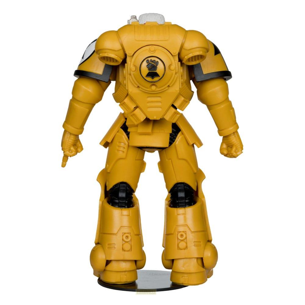 Figura corazzata gialla con accenti neri, dito puntato, capelli bianchi.