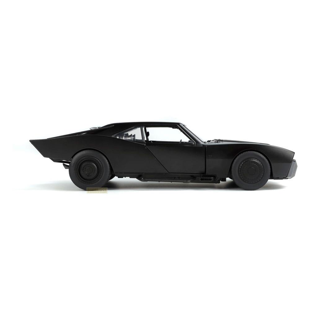 Ein schwarzes Spielzeugauto, ein klassisches Muscle-Car-Modell, wird vor weißem Hintergrund gezeigt.