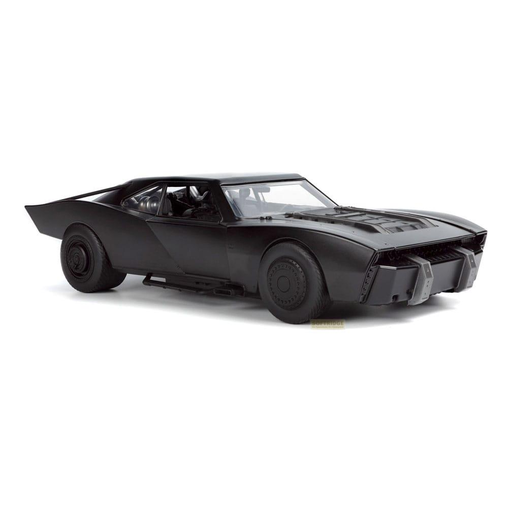 Ein schwarzes, mattes, maßgeschneidertes Muscle-Car mit einem schlanken, aggressiven Design wird von der Seite gezeigt.