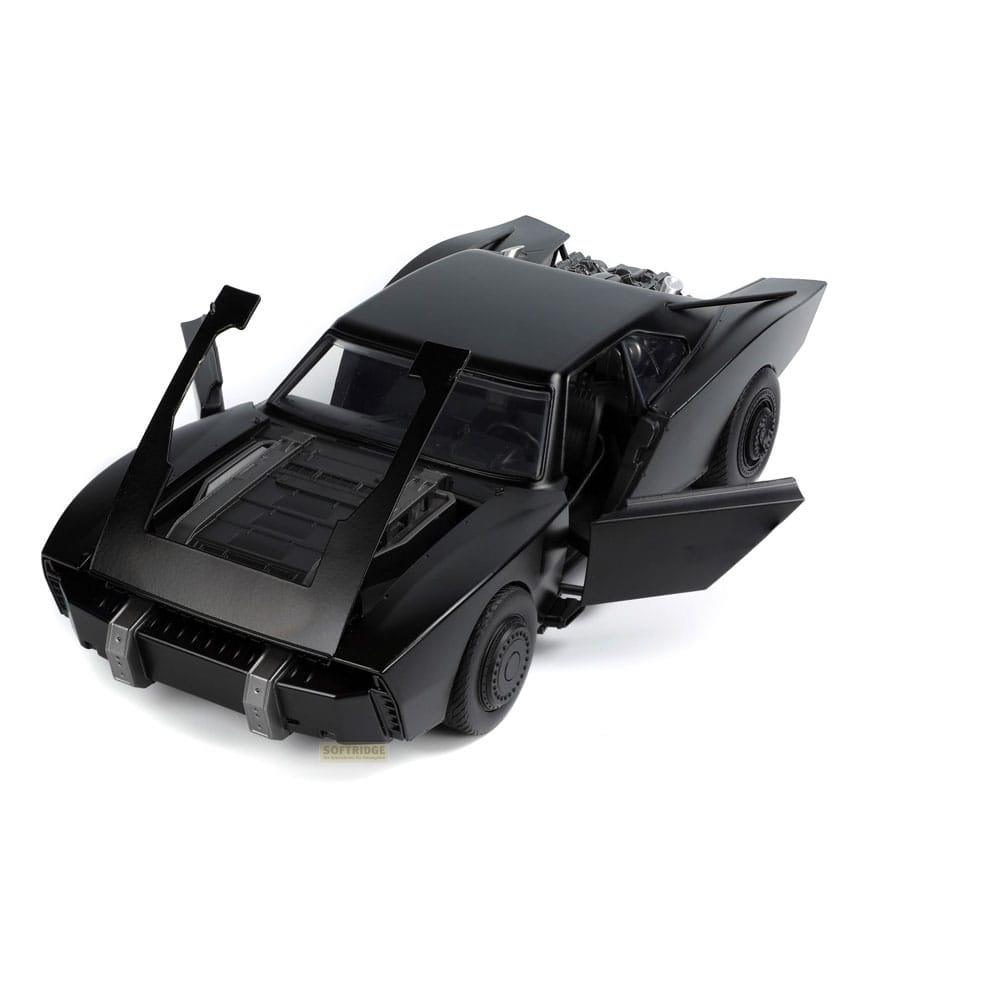 Schwarzes Batmobil-Spielzeugauto mit offenen Türen und Haube, detaillierter Motor sichtbar.