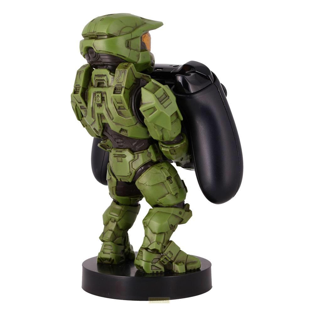 Figura verde di Master Chief che tiene un controller per videogiochi nero, in piedi su una base nera.