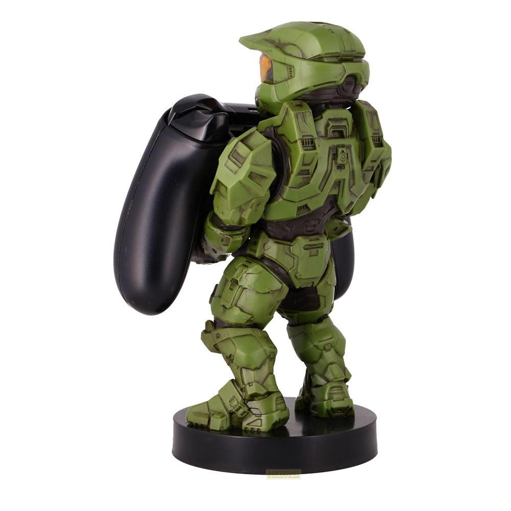Una figura verde di Master Chief tiene un controller nero, su base nera.